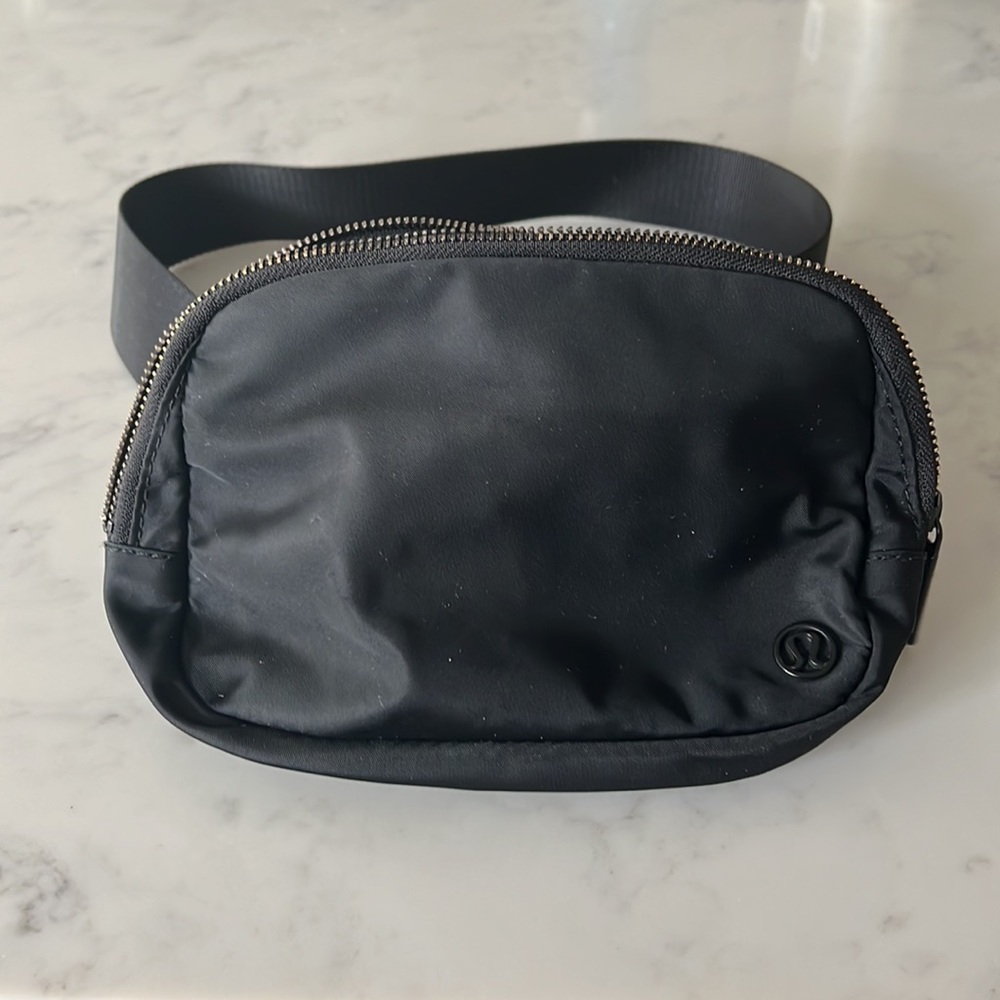 Lululemon belt bag black the smaller size in great condition.